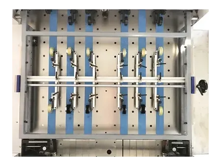 Máquina de corte e vinco plana automática com unidade de descarte (até 700 ton)