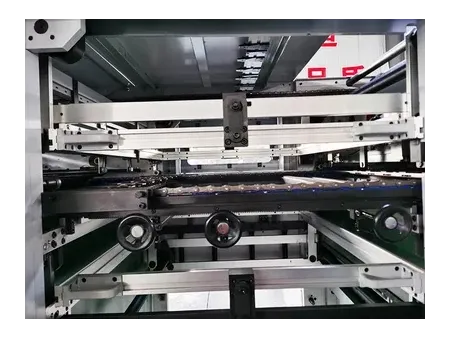 Máquina de corte e vinco plana automática com unidade de descarte (até 700 ton)
