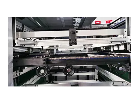 Máquina de corte e vinco plana automática com unidade de descarte (até 700 ton)