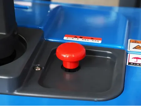 Empilhadeira elétrica patolada com operador em pé STD15N