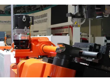 Curvadora de tubos CNC