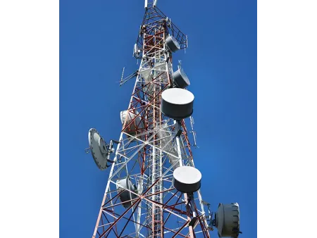 Torre treliçada para antenas micro-ondas