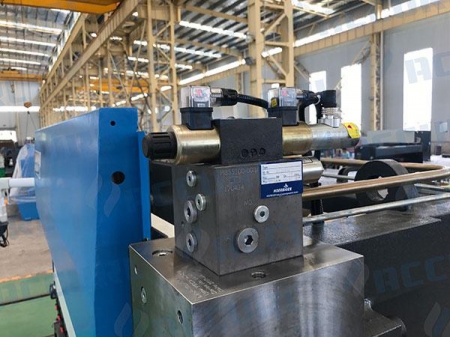 Prensa dobradeira hidráulica para chapa metálica CNC de 4 eixos