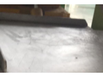 Remoção da superfície oxidada do tarugo de alumínio  (Máquina de desoxidar e descalcificar tarugos, Descascamento da camada de óxido do alumínio)