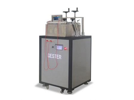 Equipamento para determinação da resistência à flexão e penetração de água de calçados