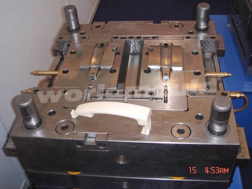 Molde de injeção de plástico <small>(Moldes para peças de automóveis)</small>