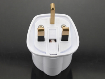 <strong>Adaptador de tomada</strong> padrão britânico