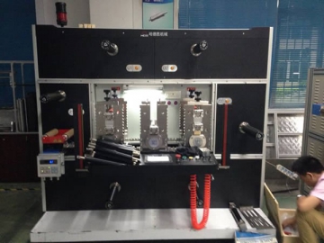 <strong>Máquina de corte e vinco</strong> rotativa de três estações