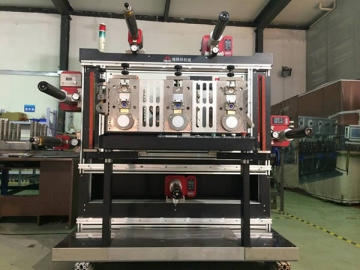 <strong>Máquina de corte e vinco</strong> rotativa de três estações
